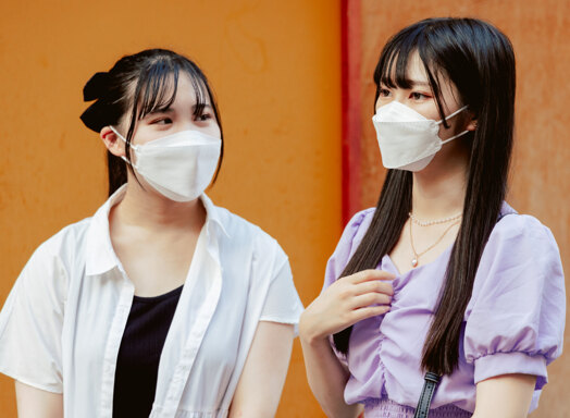 かな(18)学生(左)、ろあ(17)学生(右)