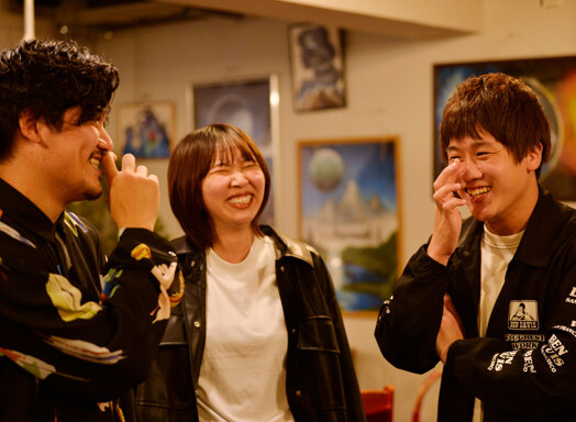 ストロベリーロマンス
左：CURACHI（クラチ）、中：クドウミキコ、右：石田達也　お笑い芸人