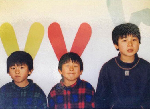 左から、幼少期の文登さん、崇弥さん、翔太さん