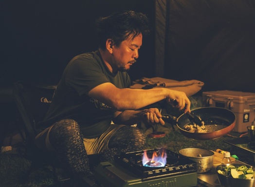 キャンプ場にて料理をする小山仁さん01