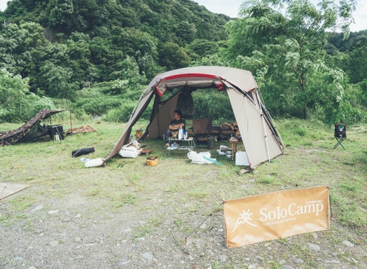 ソロキャンプのテント張り
