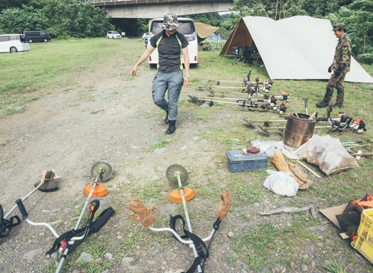 野営地の清掃活動の様子