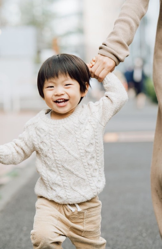 駆け寄る子供